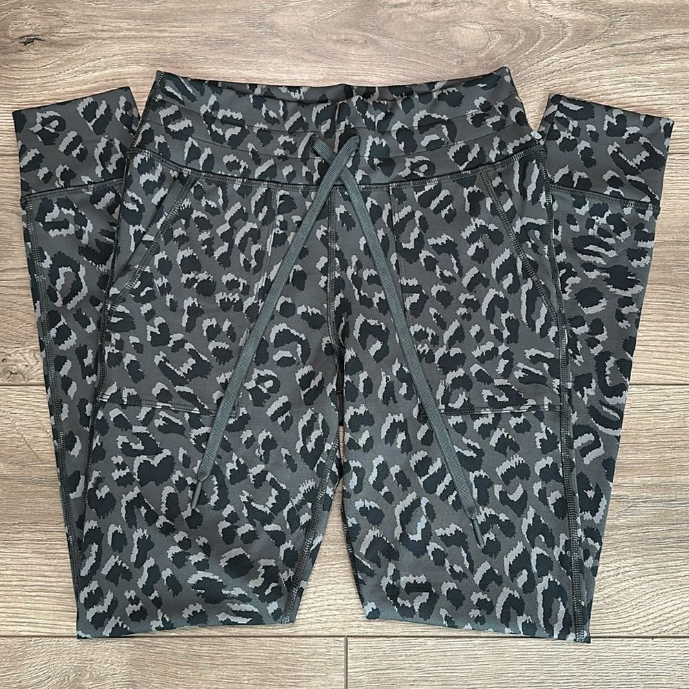 NWOT Aerie Offline High Rise Green Jacquard Peak Leopard Print Jogger Legging M